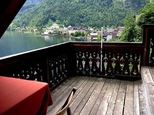 Balcony with view over lake Hallstättersee | © Annemarie Gummerer