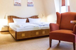 Komfortables Doppelzimmer mit gemütlicher Sitzgruppe / Author: Albrechtshof Hotels / Copyright holder: &copy; Albrechtshof Hotels