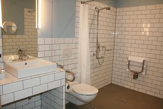 Barrierefreies Doppelzimmer mit Dusche, WC