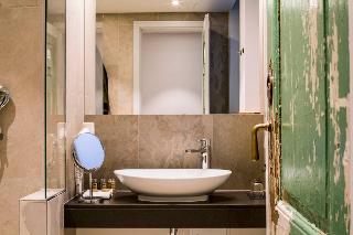 bathroom with historic door / Author: Martin Kunz / Copyright holder: &copy; Hotel Oderberger