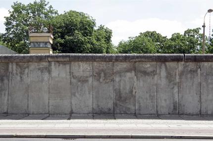 East-Berlin and Wall: Stadtführung durch Berlin Guide: Englisch Erwachsener