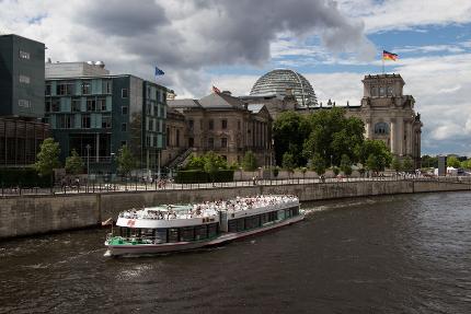 The beautiful Spree Cruise City Tour 5 (from/to Charlottenburg) Familienticket (1 Erw. + 2 Kinder)
