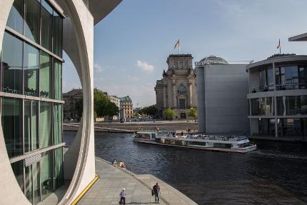 Klassische City-Tour auf der Spree durch das historische und moderne Berlin | SOWG Abfahrt: Friedrichstraße / Reichstagufer E