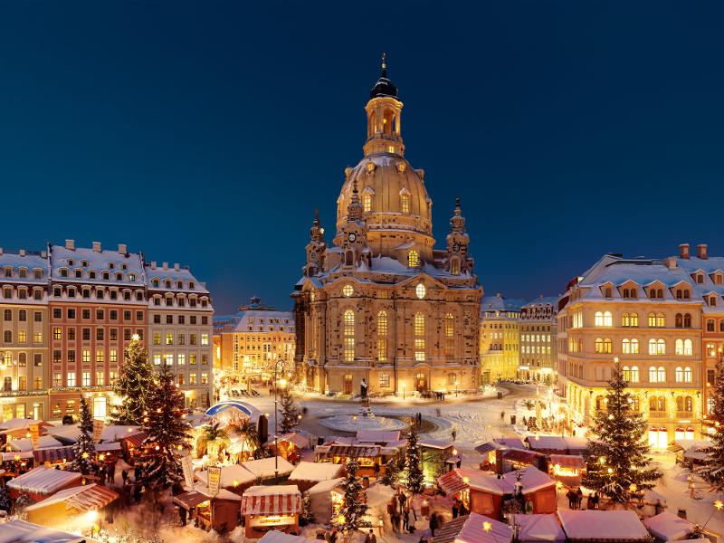 Blick auf den Neumarkt Dresden zur Weihnachtszeit