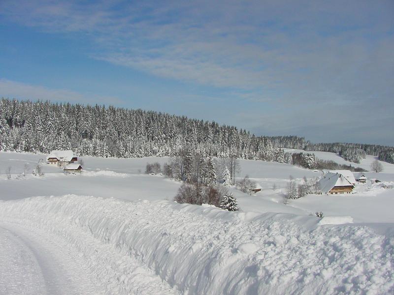 Sicht zum Ferienhaus und Klausenhof bei Schnee
