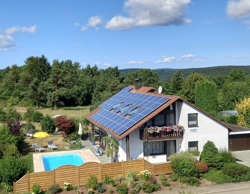 Haus Oettinger / Ferienwohnung im Dachgeschoß, Garten mit Pool