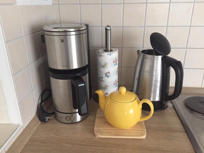 Kaffeemaschine und Teekocher in der Küche