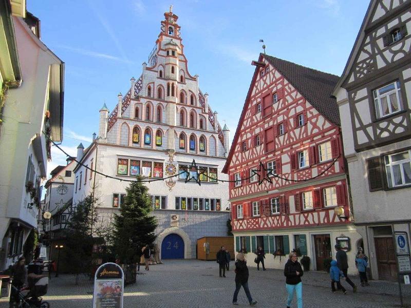 Rathaus mit Marktplatz