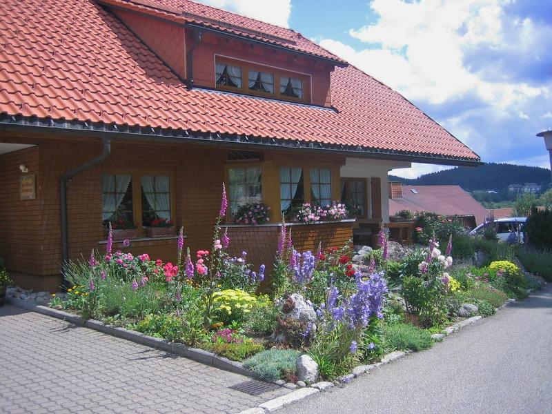 Haus Waldvogel mit Steingarten