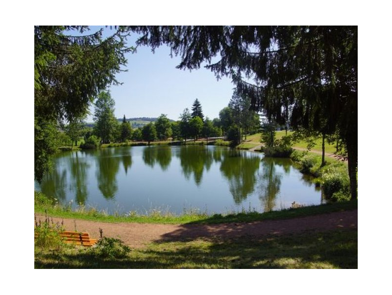 kleiner See in 100 m Entfernung, mit Fitnesspark, Beach-Volleyball, Basketball, Baden auf eigene Gefahr