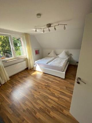 Kuscheliges Schlafzimmer mit Doppelbett