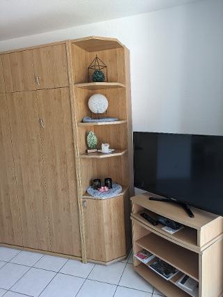 großer Schrank und Flachbild-TV im Wohnraum