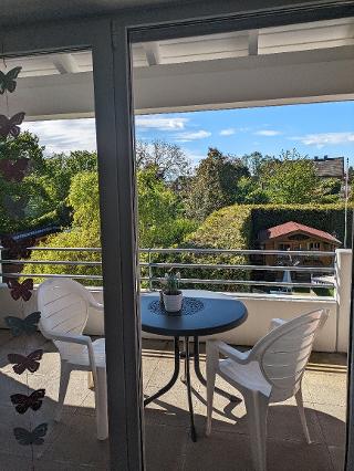 großer Balkon mit Blick in den Garten