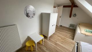 Kinderzimmer mit Kleiderschrank und niedrigem Tisch