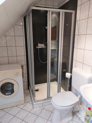 Badezimmer mir geräumiger Dusche