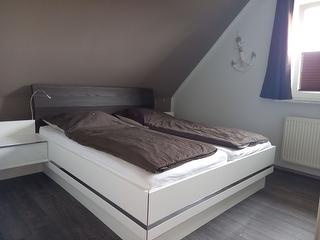 Schlafzimmer mit Schwebetürenschrank