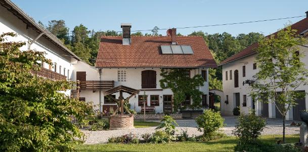 holzhauserhof_innenhof_tourismusverbandinn-salzach