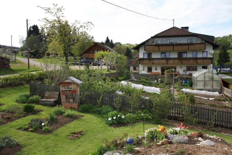 Tannenhof mit Garten