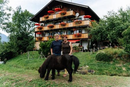 Jill und Bauer Sepp mit Erbsi