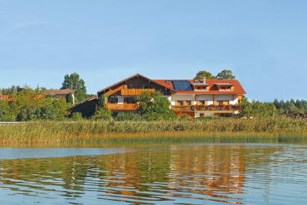 Bauernhof Friedl, Blick vom See (Weissensee)