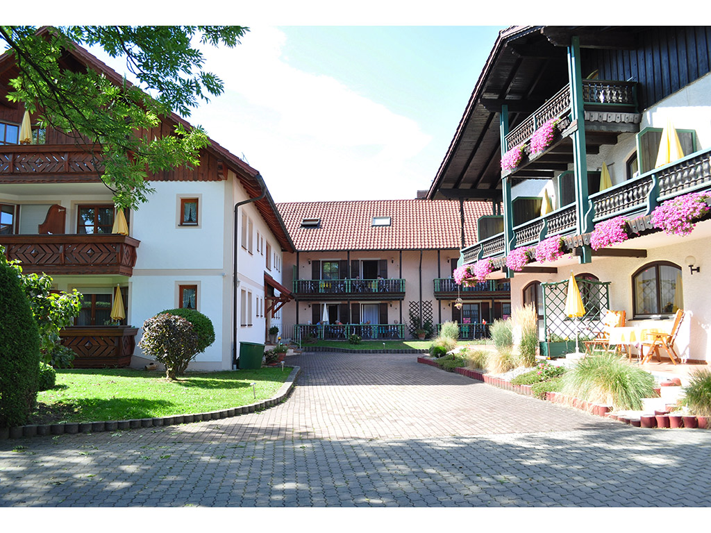 Landhaus Cornelia (Bad Birnbach). Suite (58qm) mit Ferienwohnung  Niederbayern