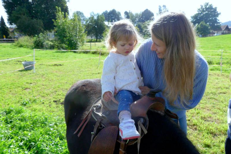 Kleinkind reitet auf Pony