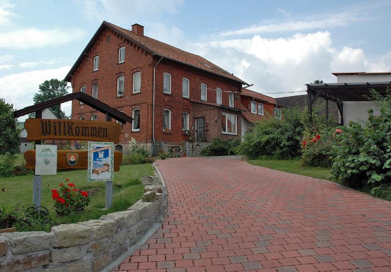 Hofeinfahrt Aktiv-Ferienhof und Heuhotel Sander