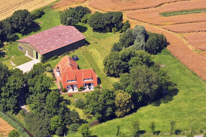 Luftbild vom Landhaus aus dem Grothusenkoog