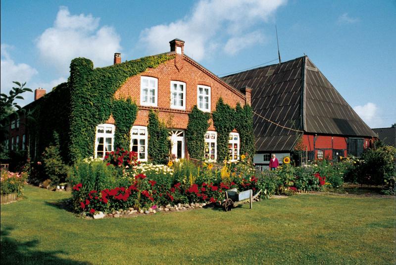 Bauernhaus Nielson mit drei Ferienwohnungen: Lönneberger,Himmelblau und Rosenrot
