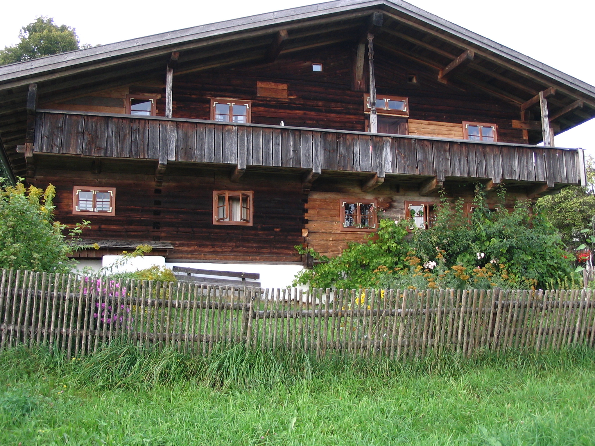 Ferienhaus mit drei Ferienwohnungen, Möbel von Schreinerhand gefertigt, gemütliche Atmosphäre
