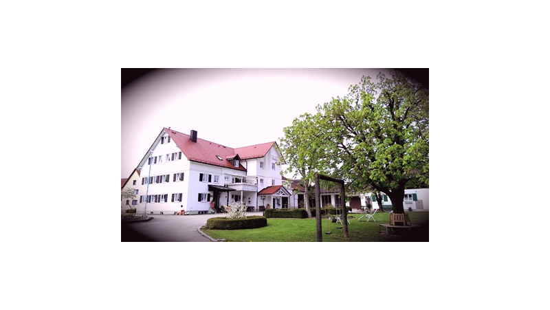 Aussenansicht Haupthaus und Gästehaus in der Pension Barbara in Mainburg-Lindkirchen im Hopfenland Hallertau