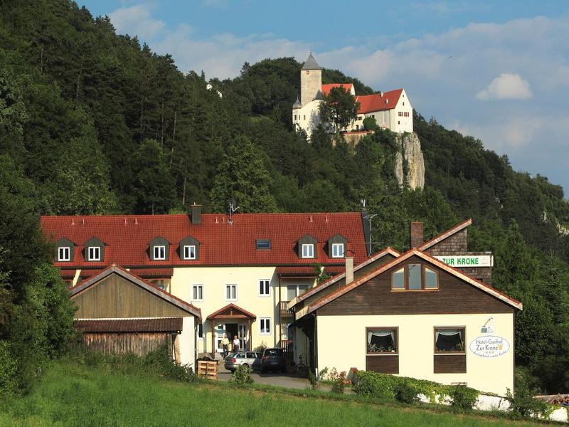 Außenansicht Hotel-Gasthof zur Krone mit Burg Prunn