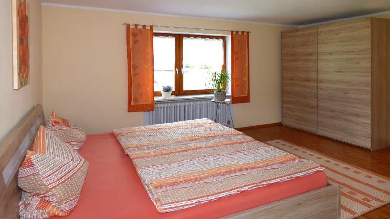 bierl-ferienwohnung-gleissenberg-schlafzimmer-doppelbett-schrank