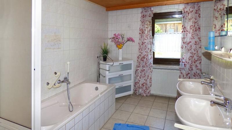 bierl-ferienwohnung-gleissenberg-badezimmer-dusche-badewanne-waschbecken