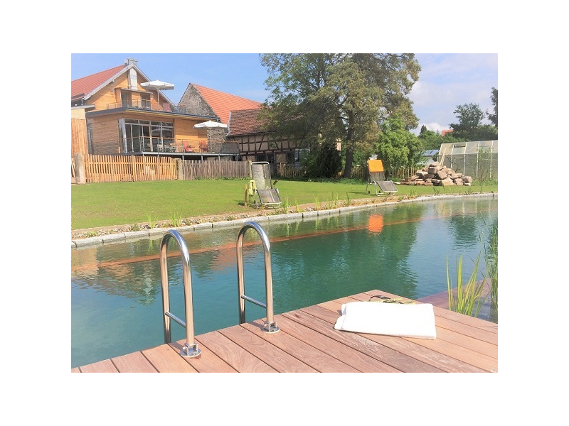 Entspannen im Brauhausgarten mit Schwimmteich