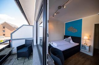 größeres Zimmer mit Balkon und 140cm Bett