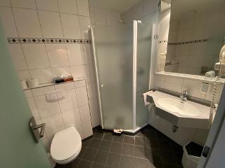 helle und moderne Badezimmer