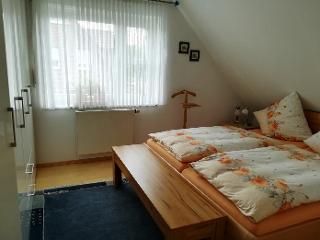 Das gemütliche Schlafzimmer mit Doppelbett