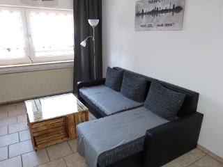 Das Wohnzimmer mit großzügigem Sofa