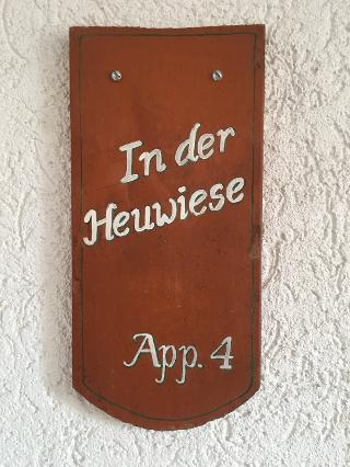 "In der Heuwiese"- Türschild