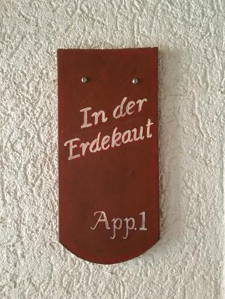 "In der Erdekaut"- Türschild