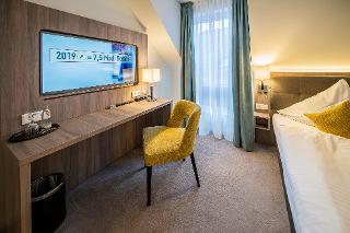 Schreibtisch und Flat-Screen-TV im Einzelzimmer Comfort Hotel Meyerink in Vreden