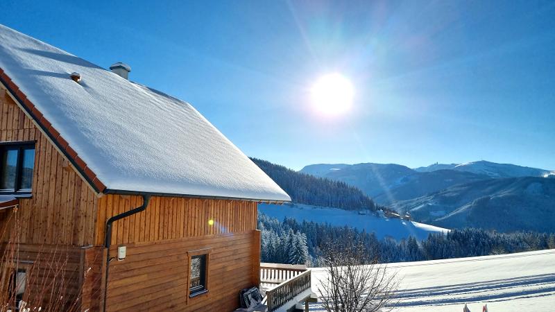 Blick vom Ferienhaus auf die Kärntner Berge im Winter