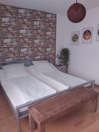 modernes Schlafzimmer mit Doppelbett