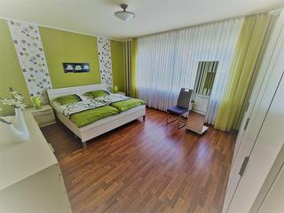 Schlafzimmer mit großem Schrank und Kommode