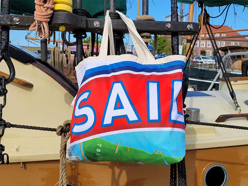 Strandtasche aus wiederverwerteten Flaggen "Sail 2020" Vorderseite