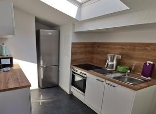 moderne Küche mit großem Kühlschrank