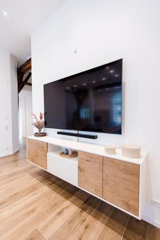 Großer Fernseher im Wohnraum der Ferienwohnung