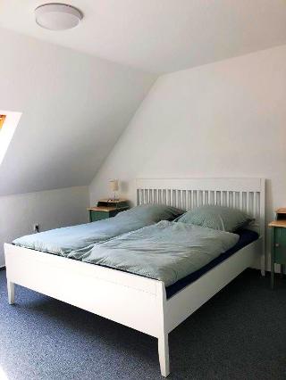 Schlafzimmer mit Doppelbett