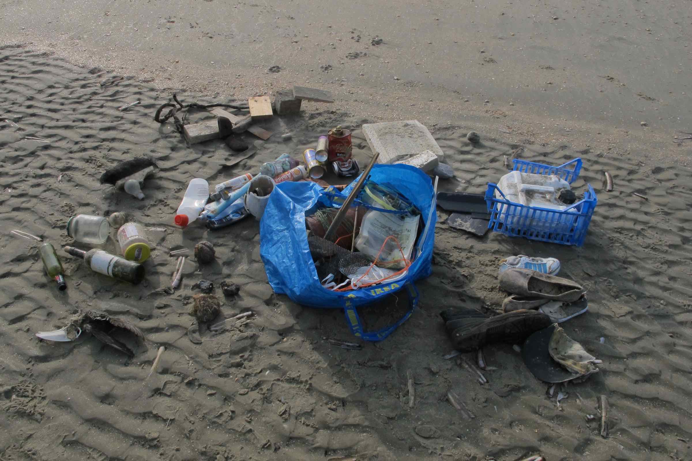 Auch Müll kann man häufig am Strand finden. Hat der was mit der Entführung von Friedo und Martje zu tun?